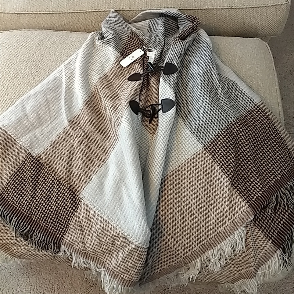 Hooded poncho with clasp closure